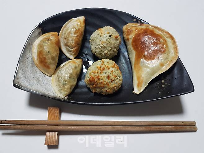 신세계푸드 올반 중화 미식 만두 ‘북경식 쥬차이허즈’(접시 오른쪽), ‘상해식 삼선 수이자오’(왼쪽), ‘광둥식 진주환’(가운데) 3종을 한 접시 요리로 즐겨봤다.(사진=김범준 기자)
