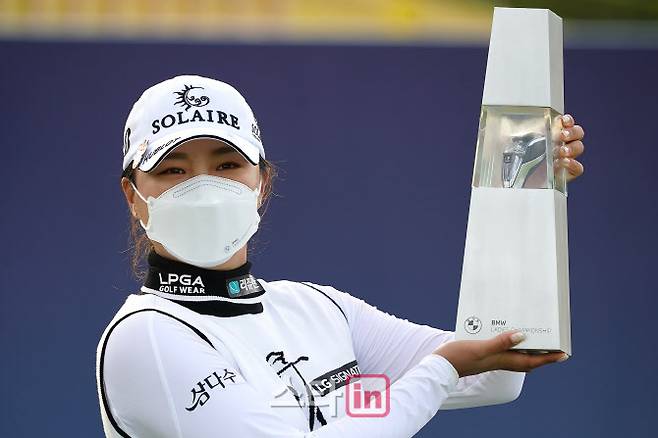 고진영이 24일 부상 기장군 LPGA 인터내셔널 부산에서 열린 미국 LPGA투어 BMW 레이디스 챔피언십에서 한국 선수 통산 200승을 달성한 뒤 트로피를 들어올리고 있다. (사진=이데일리 골프in 박태성 기자)