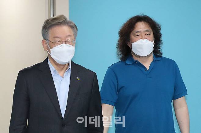 이재명 경기도지사와 방송인 김어준씨가 7월 15일 서울 마포구 TBS 라디오국에서 진행된 ‘김어준의 뉴스공장’ 일정을 마치고 이동하고 있다. (사진=뉴스1)