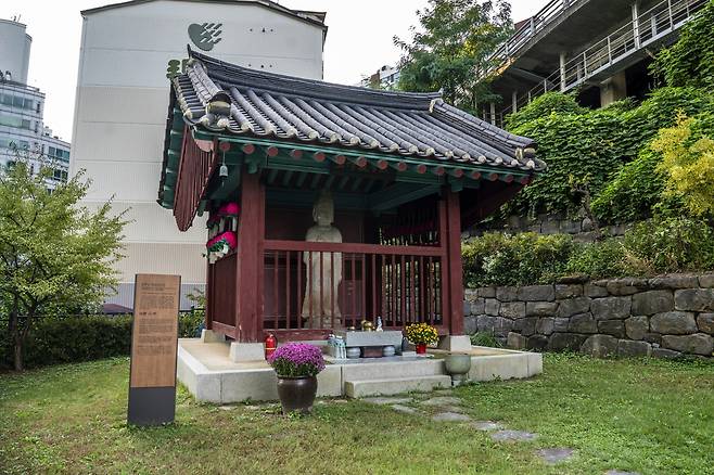 광나루를 오가는 사람들의 안전을 기원하기 위해 절에 모셨다는 상부암석보살입상. 서울관광재단 제공