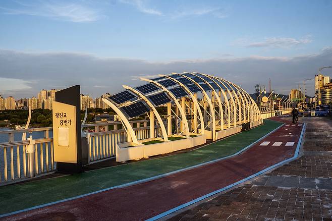 광진교 왼쪽 길 중간 지점에 조성된 '광진교8번가'의 입구 모습. 서울관광재단 제공