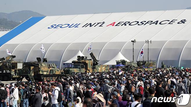단계적 일상회복을 앞두고 마지막 사회적거리두기 첫 주말인 23일 경기도 성남시 서울공항에서 열린 ‘서울 국제항공우주 및 방위산업전시회 2021(서울 ADEX)’이 인파로 북적이고 있다. 아덱스 2021은 코로나19 백신 접종 완료자 또는 3일 이내 음성 확인자에 한해 일반인의 입장을 이날 하루 허용했다. 2021.10.23/뉴스1 © News1 황기선 기자