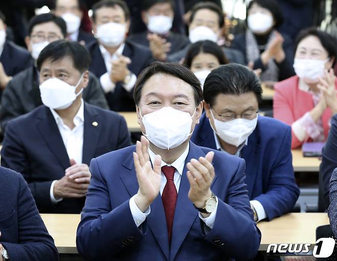 윤석열 국민의힘 대선 경선 후보가 23일 울산 남구 국민의힘 울산시당 강당에서 열린 시당 이전 개소식에 참석해 박수를 치고 있다. 2021.10.23/뉴스1 © News1 윤일지 기자