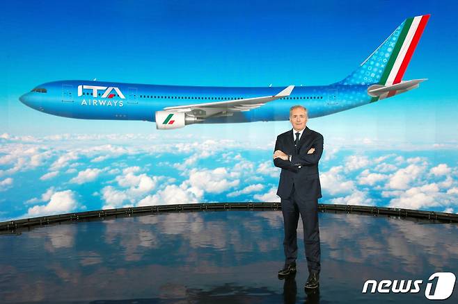 15일(현지시간) 알프레도 알타비야 이탈리아 신생 국영 항공사 이타항공 대표가 포즈를 취하고 있다. 2021.10.15 © 로이터=뉴스1