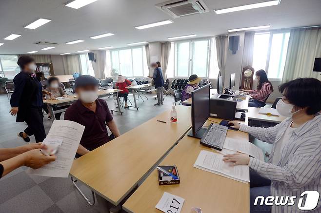 코로나 상생 국민지원금(5차 재난지원금) 오프라인 신청 첫 날인 지난 9월 13일 오전 광주 남구 주월1동행정복지센터에서 시민들이 지원금을 신청을 위해 차례를 기다리고 있다. 2021.9.13/뉴스1 © News1 정다움 기자