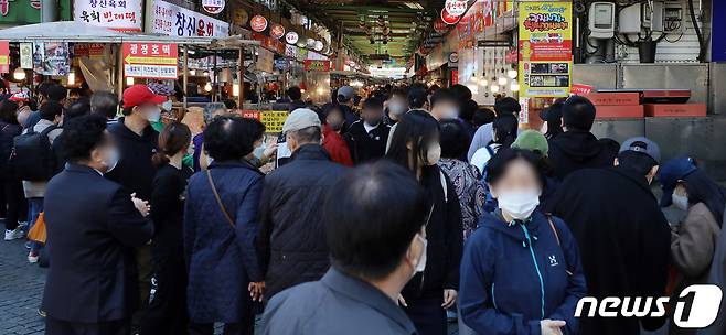 단계적 일상회복을 앞두고 마지막 사회적거리두기 주말인 24일 오후 서울 종로구 광장시장이 인파로 북적이고 있다. 정부는 이르면 내달 1일부터 중환자 관리에 집중하면서 일상생활을 단계적으로 회복하는 위드 코로나 정책을 가동할 계획이다. 2021.10.24/뉴스1 © News1 김진환 기자
