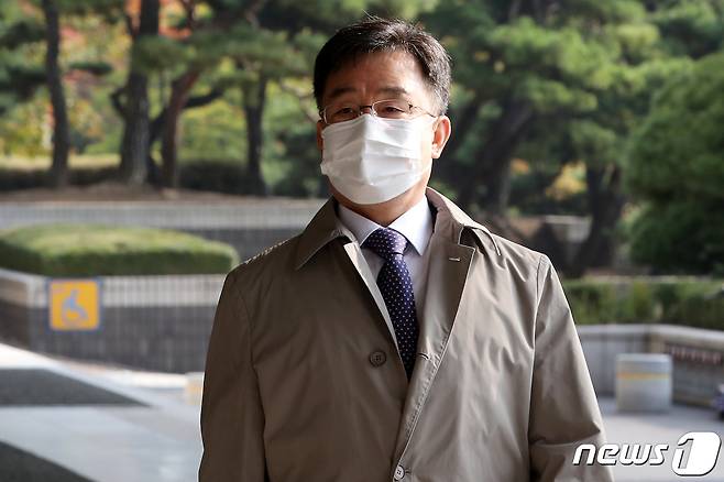 경기 성남시 대장동 개발사업 특혜 의혹의 핵심 인물이자 화천대유의 대주주 김만배 씨가 21일 오전 서울 서초구 서울중앙지검에 조사받기 위해 출석하고 있다. 2021.10.21/뉴스1 © News1 이동해 기자