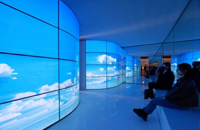 올레드 디스플레이를 이어 붙인 조형물 (사진=LG전자)