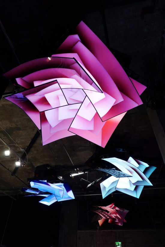 영국 런던 아트갤러리 180 스튜디오에서 열린 미디어아트 전시에 설치된 LG전자의 휘어져 있는 올레드 디스플레이 6장을 하나로 겹쳐 마치 꽃잎이 활짝 피어 있는 모습을 형상화한 작품의 모습.(사진제공=LG전자)