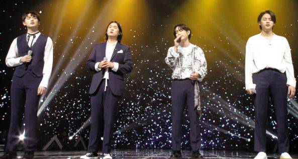 21일 방송된 TV조선 ‘내일은 국민가수’ 본선 1라운드 팀 미션에서 ‘상경부’로 출전한 조연호(왼쪽부터), 김동현, 손진욱, 이솔로몬이 아이유의 ‘러브 포엠’을 재해석해 부르고 있다. /TV조선