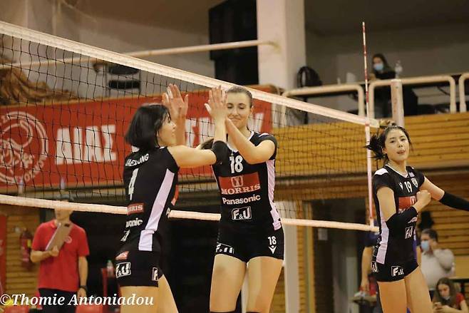 그리스 여자프로배구 PAOK 테살로니키 선수 이재영(좌), 이다영(우) 자매/PAOK 테살로니키 트위터