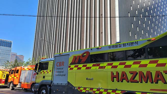 23일 오전 서울 금천구 가산동의 가산메트로지식산업센터 신축 공사 현장 사고 현장에 소방 및 유해물질 탐지분석 차량 등이 대기하는 모습 / 연합뉴스