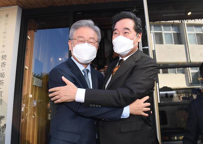 더불어민주당 이재명 대선 후보, 이낙연 전 대표가 24일 서울 종로구 한 찻집에서 만나 포옹하고 있다. /뉴시스