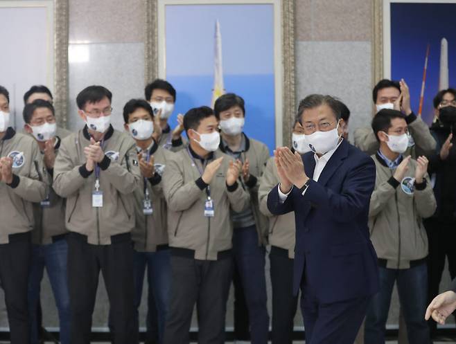 문재인 대통령이 21일 오후 한국형 발사체 누리호(KSLV-2)의 발사 참관을 마치고 대국민 메시지 발표를 위해 발사통제동으로 이동하며 박수치고 있다. 연합뉴스