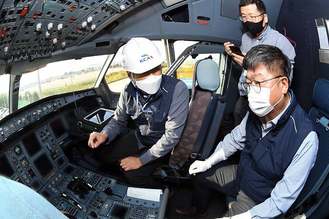 안전 운항을 위해...KCA 항공기 무선국 검사 실시 단계적 일상회복과 트래블버블 등 침체됐던 항공업계에 청신호가 들어온 가운데 한국방송통신전파진흥원(KCA)이 12월까지 항공기 700여 대에 대한 통신장치, 항법장치 무선국 검사와 객실 전자파 검사를 실시한다. 인천 중구 대한항공 항공기 정비고에서 정한근 KCA원장과 검사관이 항공기 단파대역 통신장비 성능 검사를 하고 있다. 인천=이동근기자 foto@etnews.com