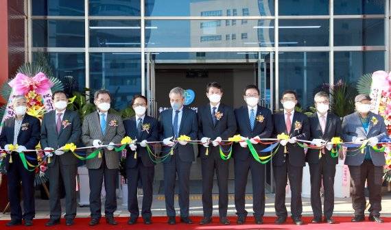 최근 광주광역시 북구 광주테크노파크 2단지에서 열린 '정형외과용 융합의료기기산업지원센터 개소식'에서 조인철 광주시 문화경제부시장 등 참석자들이 테이프 커팅을 하고 있다.사진=광주광역시 제공