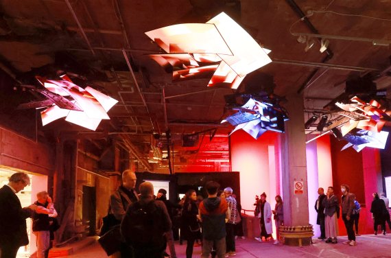 LG전자가 영국 런던 아트갤러리 180 스튜디오에 올레드 디스플레이 100대를 설치했다. 휘어져 있는 올레드 디스플레이 6장을 하나로 겹쳐 마치 꽃잎이 활짝 피어 있는 모습을 형상화한 작품. LG전자 제공