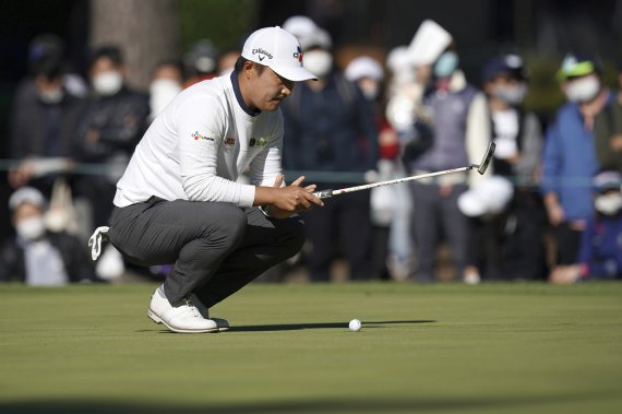 24일 일본 지바현 아코르디아 골프 나라시노CC에서 끝난 PGA투어 조조 챔피언십 최종라운드 3번 그린에서 라인을 살피고 있는 이경훈. /사진=뉴시스화상