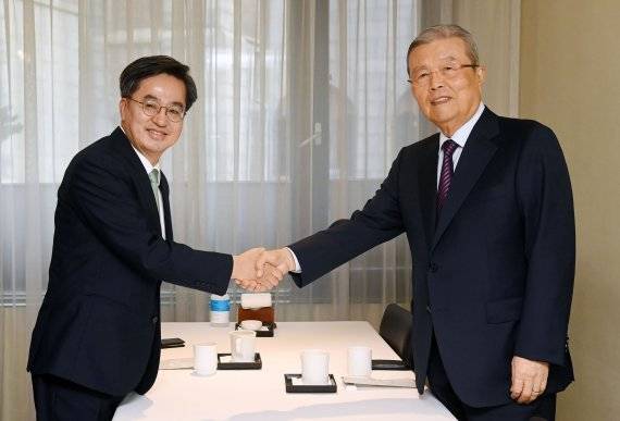 김동연 전 경제부총리(왼쪽)와 김종인 전 국민의힘 비상대책위원장. 국회사진취재단 뉴스1