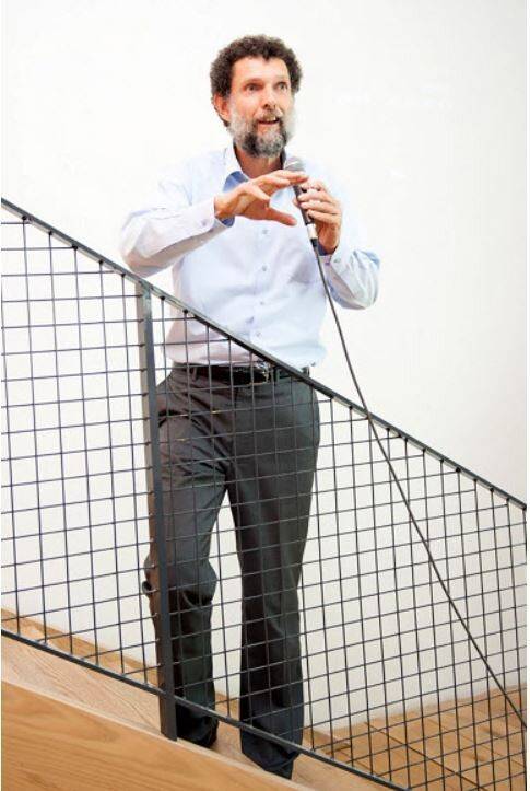 서방 10개국 대사들이 석방을 요구한 오스만 카발라가 이스탄불의 한 집회에서 연설하고 있다. AFP 연합뉴스