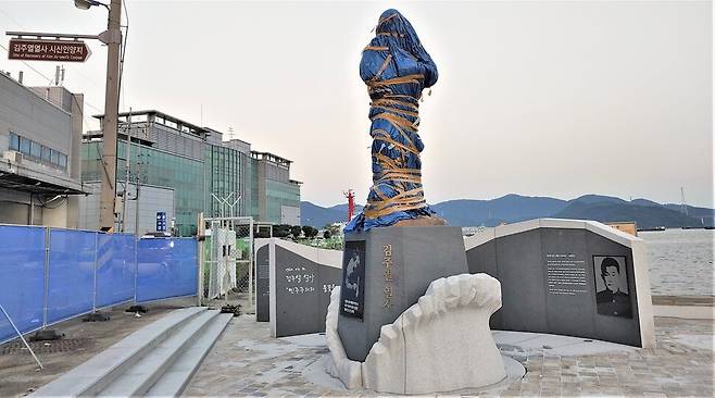김주열 열사 동상이 25일 오후 4시 공개된다. 동상은 지난 7월 완성됐으나, 일부 관련 단체들의 마찰로 비닐에 싸인 채 몇달 동안 방치됐다. 최상원 기자