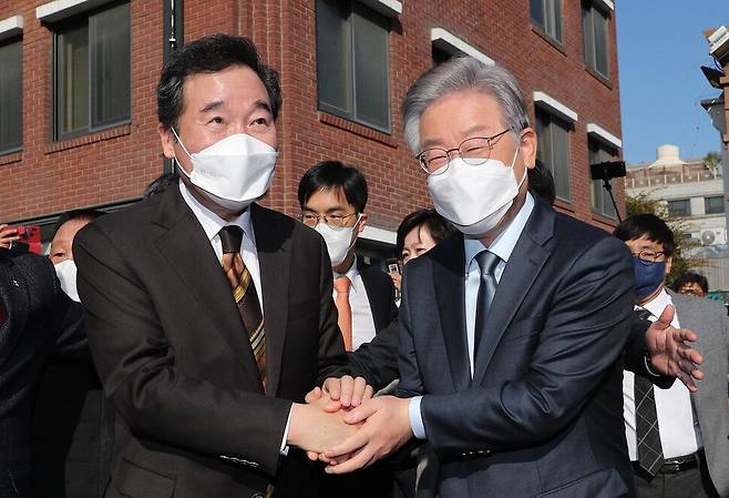 더불어민주당 대선 후보인 이재명 경기도지사가 24일 오후 이낙연 전 대표와 회동하는 서울 종로구 안국동 한 찻집에 먼저 도착, 이 전 대표를 맞이하고 있다. 공동취재사진