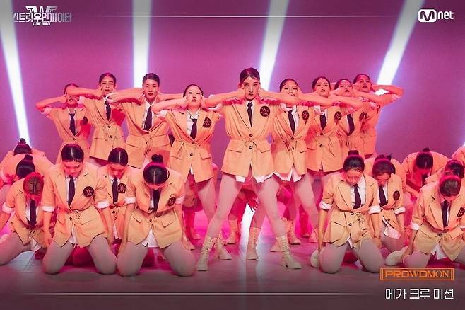 엠넷의 여성 댄서 서바이벌 프로그램 <스트릿 우먼 파이터>가 인기몰이를 하고 있다. 이 프로그램에 출연한 댄스팀 프라우드먼이 경연 무대에 올라 춤추는 모습. 스트릿 우먼 파이터 인스타그램