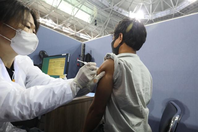 국내 코로나19 백신 접종 완료율이 70%를 돌파한 가운데 휴일인 24일 오전 대구육상진흥센터에 마련된 수성구예방접종센터에서 외국인 근로자들이 백신을 접종받고 있다. 뉴스1