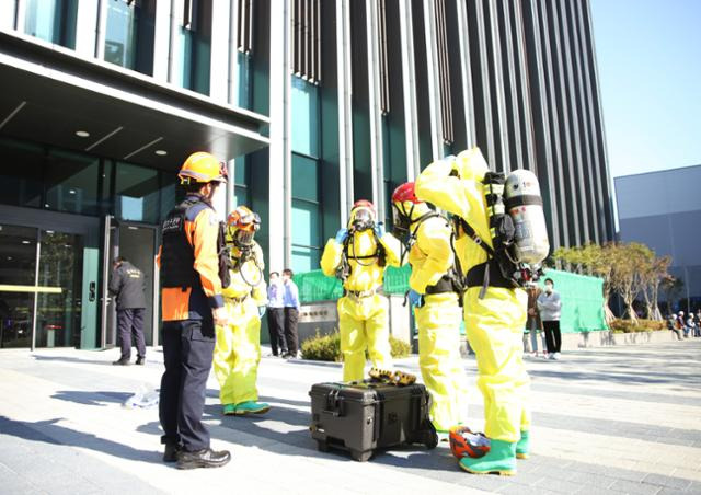 23일 서울 금천구 가산동 한 신축 공사 현장에서 화재진압에 사용되는 소화 약제가 폭발하는 사고로 2명의 사망자와 19명의 부상자가 발생, 구로소방서 등 소방 구조대원 등이 구조를 위해 현장에 진입하고 있다. 뉴시스. (사진=서울시 소방재난본부 제공)