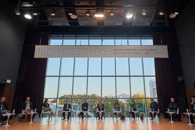 23일 오후 강원 강릉시 명주예술마당에서 열린 제3회 강릉국제영화제 강릉포럼에서 김동호(가운데) 강릉영화제 이사장이 해외 영화제 수장들이 참석한 가운데 토론을 주재하고 있다. 강릉국제영화제 제공