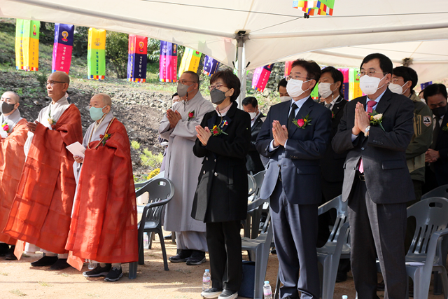 24일 경주시 방내리 단석산 천주사에서 열린 '제69회 김유신 장군 추모제'에서 주낙영(앞줄 오른쪽부터) 시장, 이철우 경북도지사, 송영길 더불어민주당 대표 부인 남영신씨, 홍파 대한불교관음종 총무원장, 도선 천주사 주지 스님이 추모제를 봉행하고 있다. 이주환 대구한국일보 기자