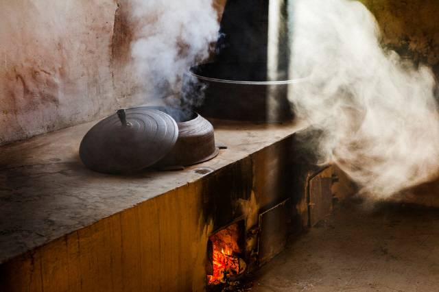 폐암 전문가들은 '음식 조리 시 발생하는 연기'를 비흡연 여성 폐암의 주요 원인으로 꼽고 있다./클립아트코리아 제공