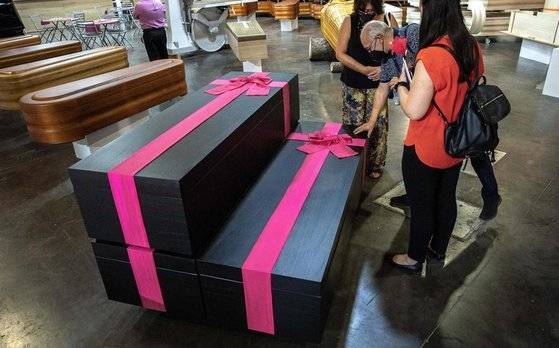 넷플릭스 시리즈 ‘오징어 게임’에 나온 관이 실제로 등장했다. 사진=EFE 제공