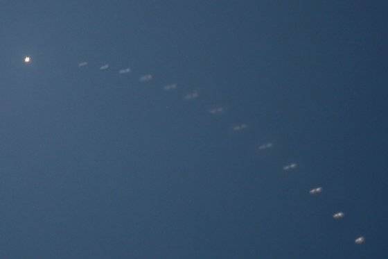 누리호 1단이 분리되면서 낙하하는 모습. 연속 촬영한 것을 편집했다. [사진 오준호 교수 제공]