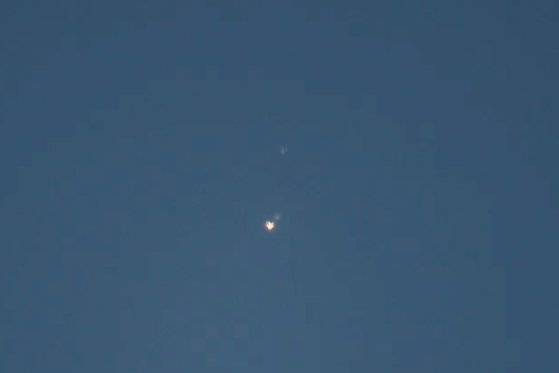 누리호 3단부의 페어링이 고도 191km 상공에서 분리되는 모습. 가운데 밝은 빛이 로켓엔진 부분이며, 위쪽 희미한 점 두 개가 페어링 덮개이다. [오준호 교수 제공]