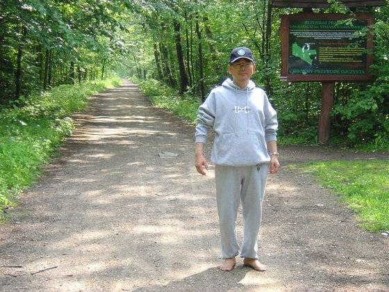 박동창 맨발걷기 시민운동본부 회장은 2001년 폴란드 카바티 숲에서 맨발 걷기를 처음 시작했다. 박동창 회장 제공