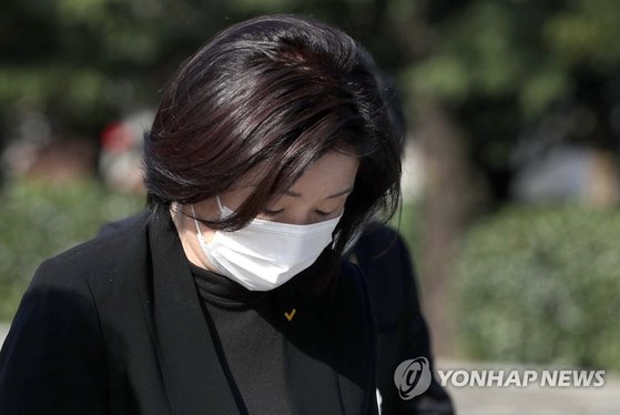 심상정 정의당 대선 후보가 24일 오전 경남 김해 봉하마을 노무현 전 대통령 묘역을 참배하고 있다. 연합뉴스