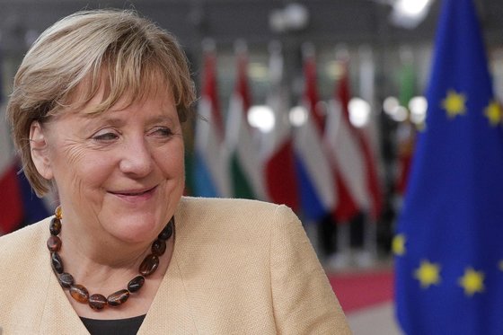 앙겔라 메르켈 독일 총리가 21일(현지시간) 브뤼셀에서 열린 유럽연합(EU) 정상회의 첫날 취재진의 질문에 답하고 있다. [AFP=연합뉴스]