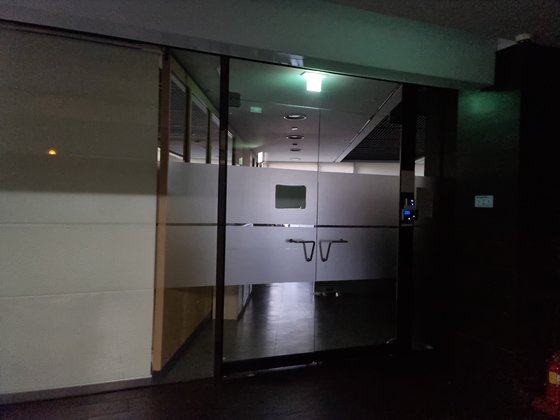 지난 21일 오후 4시쯤 ‘생수병 사건’이 벌어진 서울 서초구 양재동의 회사 모습. 직원들은 재택근무 중이고 사무실 문은 닫혀 있다. 김지혜 기자