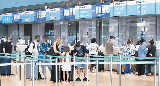 해외여행길이 차츰 열리면서 공항도 조금씩 활기를 찾고 있다. [연합뉴스]