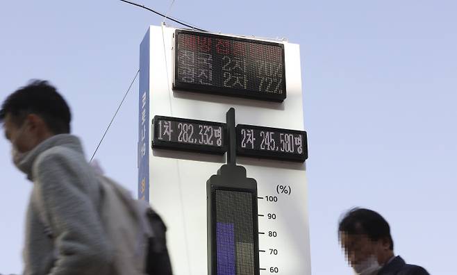 24일 오후 서울 시내에 설치된 코로나19 백신 온도탑에 1차와 2차 접종 완료율이 표시돼 있다. 연합뉴스