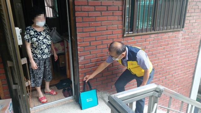 양천구청 돌봄 SOS센터 직원이 최근 한 독거 노인 가정에 도시락을 배달하는 모습. 양천구청 제공.