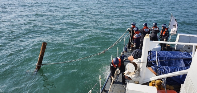 해경이 대천항 인근에 떠다니는 쇠파이프를 제거하고 있는 모습. 보령해양경찰서 제공