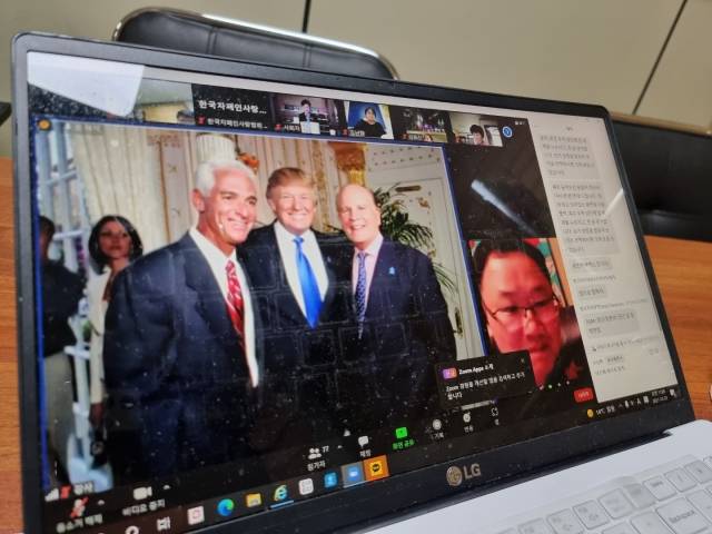 매년 4월 2일 전세계 100여개국에서 실시되고 있는 "파란불을 켜요" 캠페인을 주도하고 있는 오티즘 스픽스를 창립한 밥 라이트(오른쪽)가 트럼트 당시 대통령과 기념촬영을 하고 있다. 자폐의 모든 역사 번역가 강병철 영상강의 캡처