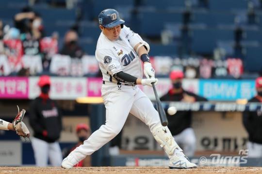 37년만에 한시즌 최다 탈삼진 기록을 세운 미란다가 팬들의 환호에 모자를 벗어 인사를 하고 있다.[사진 연합뉴스]