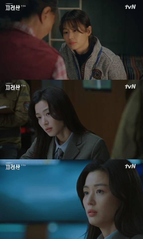 전지현이 ‘지리산’에서 범접할 수 없는 포스를 뿜어내며 강렬한 첫 등장을 알렸다. 사진=‘지리산’ 캡쳐