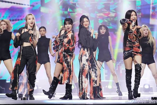 걸그룹 마마무의 2020 Asia Artist Awards(2020 아시아 아티스트 어워즈, 2020 AAA) 무대 모습이 27일 공개됐다. 스타뉴스가 주최하고 AAA 조직위원회가 주관하는 AAA는 어디에서도 보지 못했던 새로운 무대를 선보이며 전 세계 팬들의 눈과 귀를 사로잡아 명실상부 NO.1 글로벌 시상식으로 거듭났다.'2020 AAA'는 28일 마이뮤직테이스트(mymusictaste)와 라이브엑스(LIVEX.CO.KR)를 통해 방송된다. 시청 티켓은 28일 오후 10시까지 라이브엑스에서 구매 가능하다. 특히 마이뮤직테이스트에서 시청권을 구매하면, 마이뮤직테이스트 홈페이지 Live탭에서 코드 등록없이 시청 가능하다. /사진=김창현 기자 chmt@