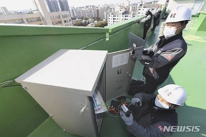 [서울=뉴시스]KT직원들이 서울 양천구 목동 9단지 아파트 옥상에 구축된 통신시설을 점검하고 있다. (사진= KT 제공) 2021.10.24