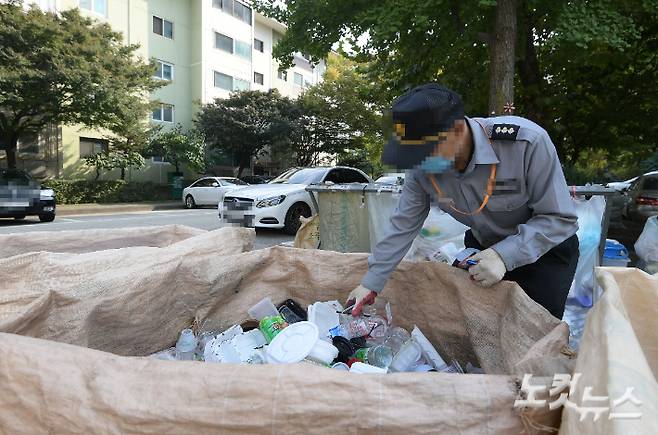 서울 시내 한 아파트 경비원이 분리수거 작업을 하고 있다. 이한형 기자