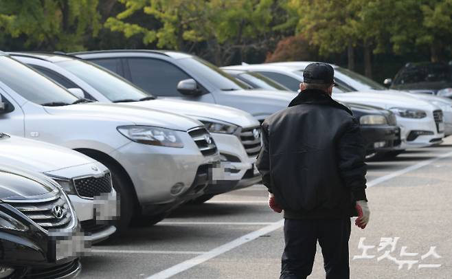 서울 시내 한 아파트 경비원이 순찰을 돌고 있다. 이한형 기자